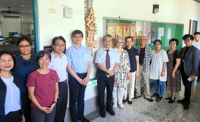 東華大學花師教育學院多元文化教育碩博班揭牌合影圖片