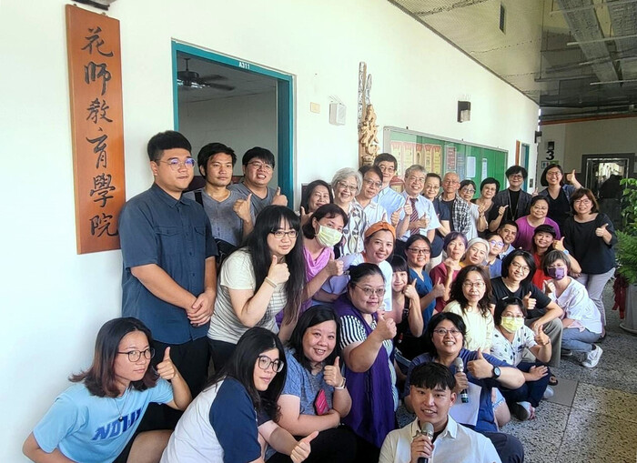 師生歡樂合影，每個人從台灣各角落來到此共學，彼此激盪與共創新的多元教育路徑。圖片