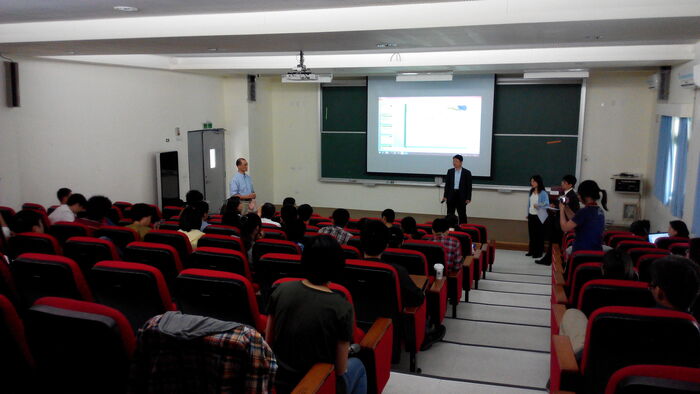 吳榮杰老師講課，老師左手邊站著的是兩位國發會代表圖片